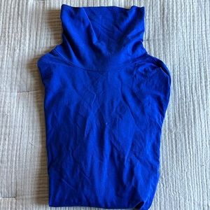 Blue tissue turtleneck